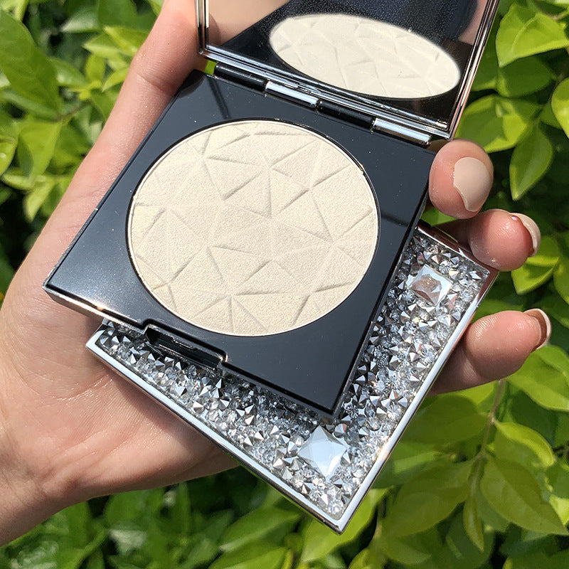 The stars shine in highlighter powders
